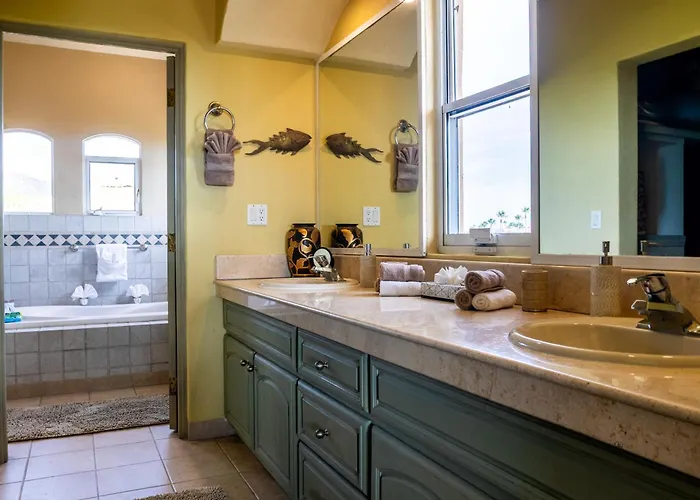 Сasa de vacaciones Steps To Sand: Ocean-view Cabo W/ Heated Pool Cabo San Lucas